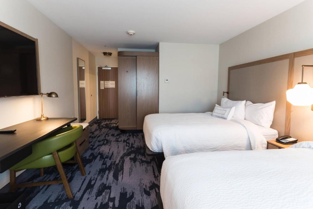 Queen Room with Two Queen Beds and River View interior